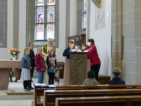 Vorstellung der Kommunionkinder in St. Crescentius (Foto: Karl-Franz Thiede)